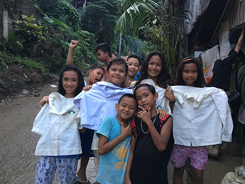 到着するやいなや子どもたちがワイワイ集まってきました